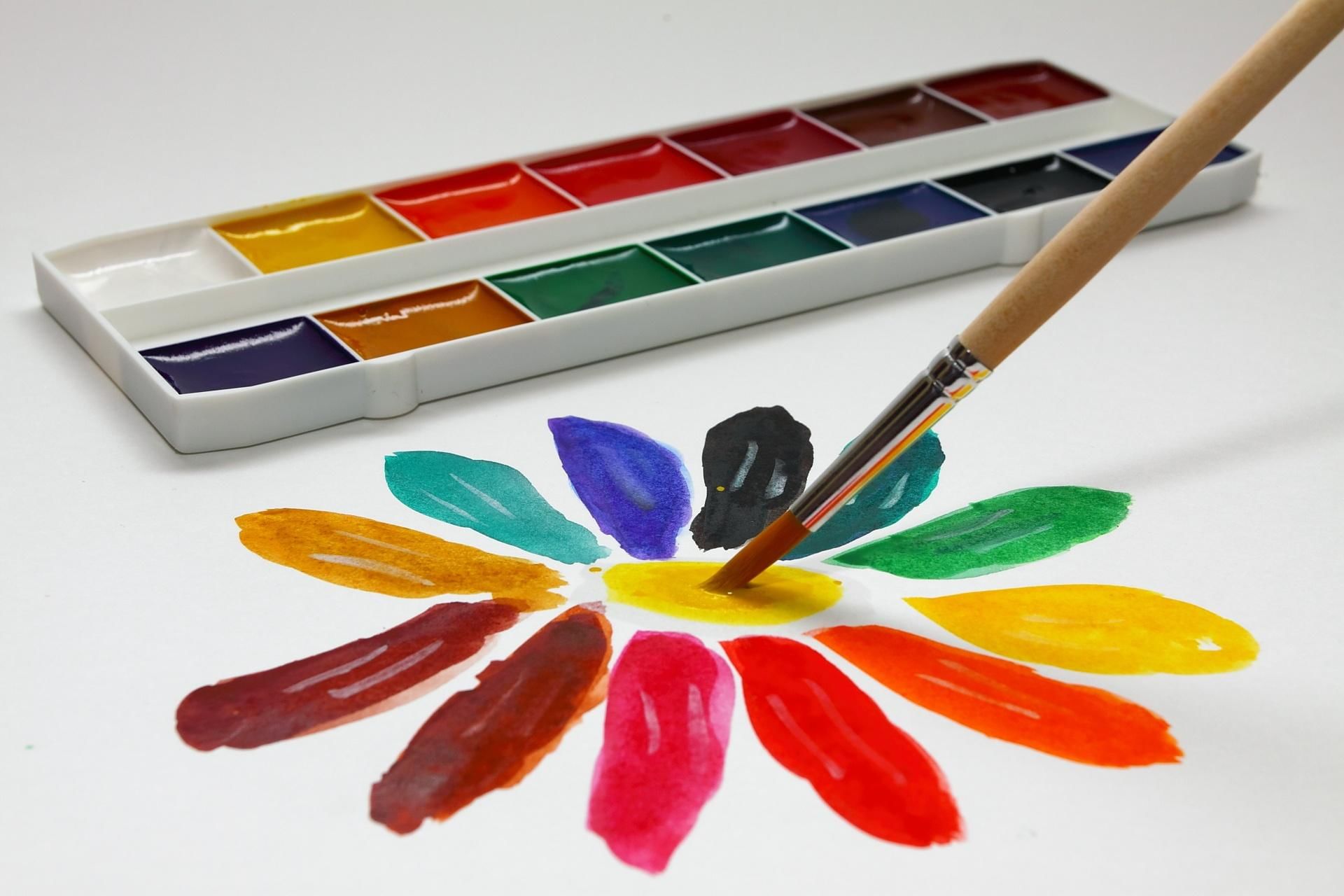 Акварельные краски являются хорошим средством для рисования. Кисти и краски. Кисточка для рисования с краской. Рисование кисти краски. Акварельные краски и кисти.